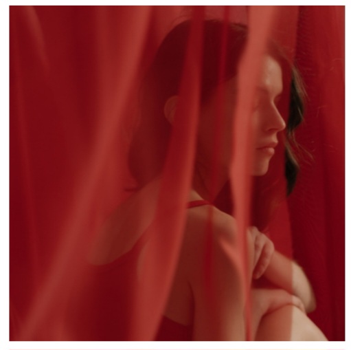 mujer morena manto rojo
